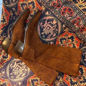 Women’s suede/leather-lined pointy-toe boots